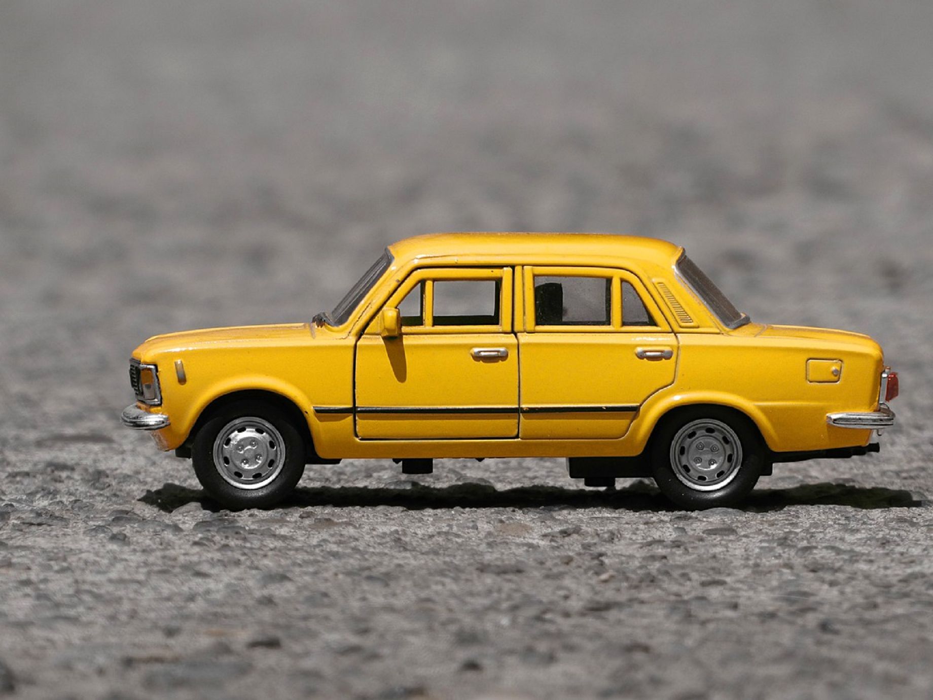 Mažas geltonas automobilis